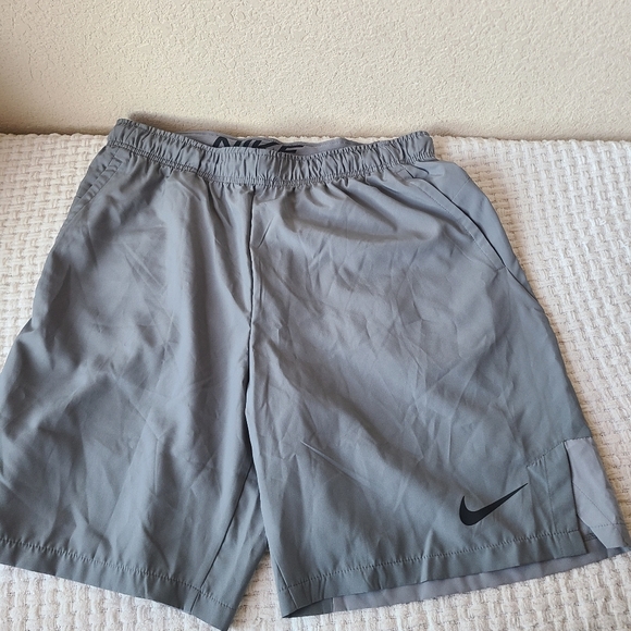Nike Men's Light Gray Athletic Shorts Size L - Picture 1 of 15